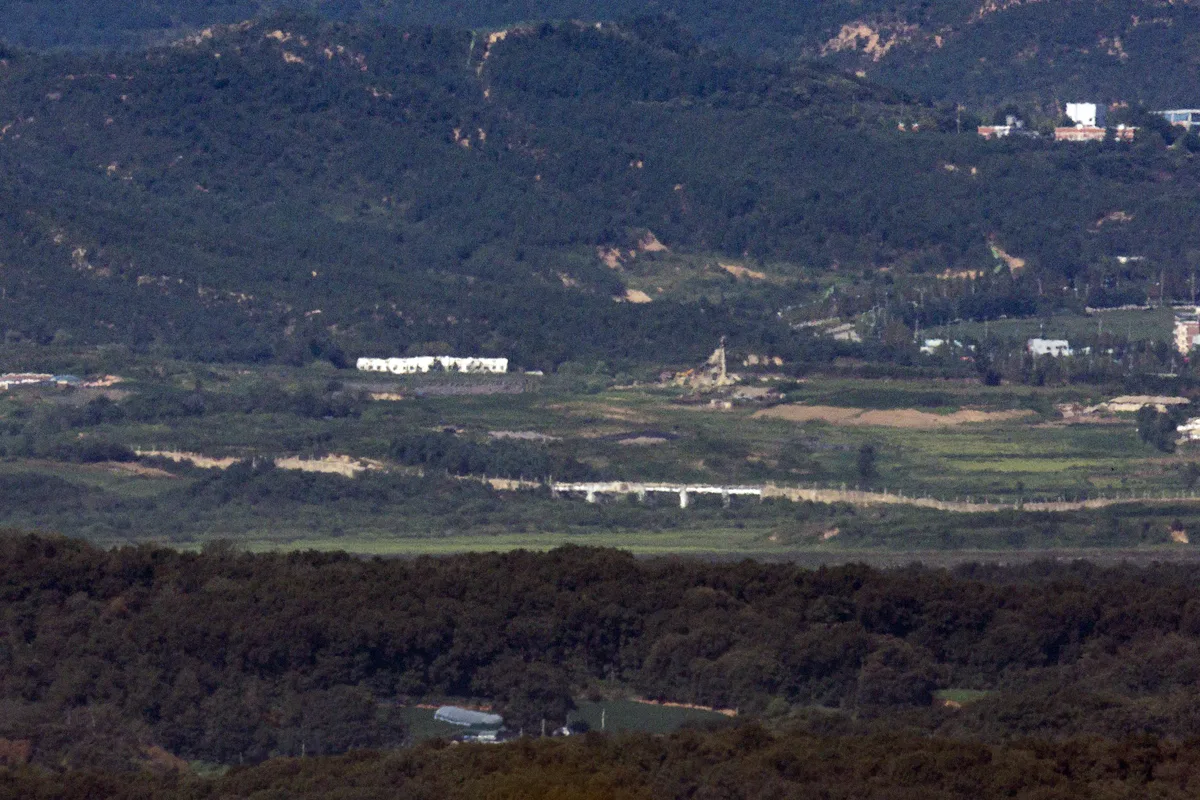 [속보] 육군 25사단 DMZ 수색작전 중 중상자 발생…지뢰 폭발 추정