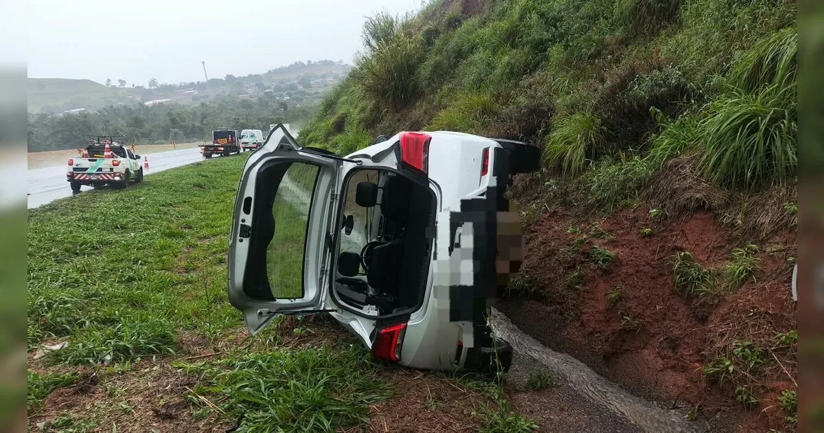 Motorista bate carro em barranco na PR-444 em Apucarana