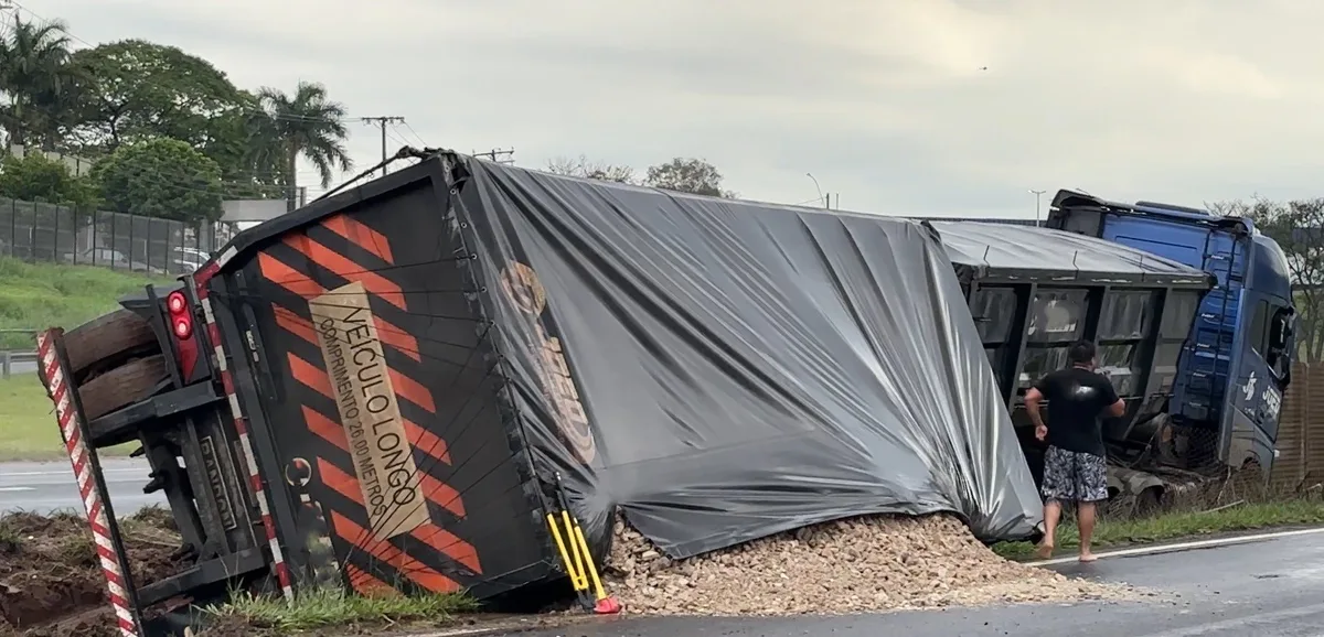 Carreta com 45 toneladas de argila tomba na Rodovia do Açúcar e gera lentidão no trânsito