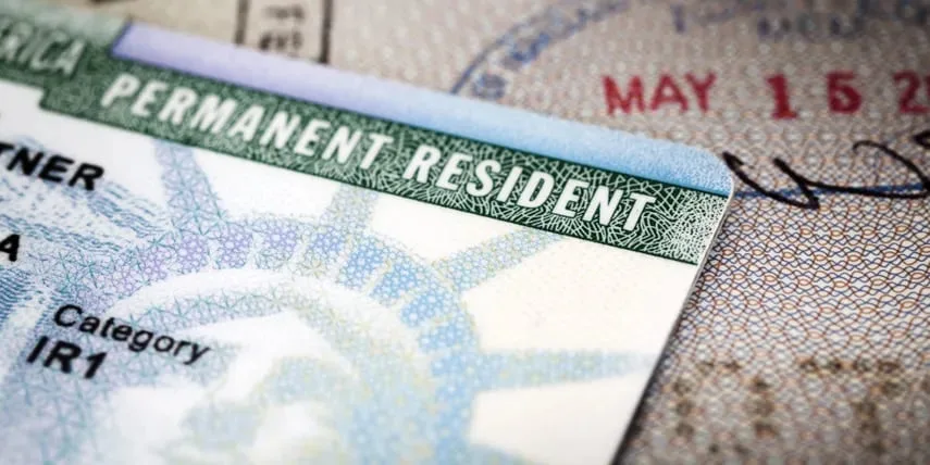 Qué cambia desde hoy para los inmigrantes que solicitan la green card y reciben beneficios públicos