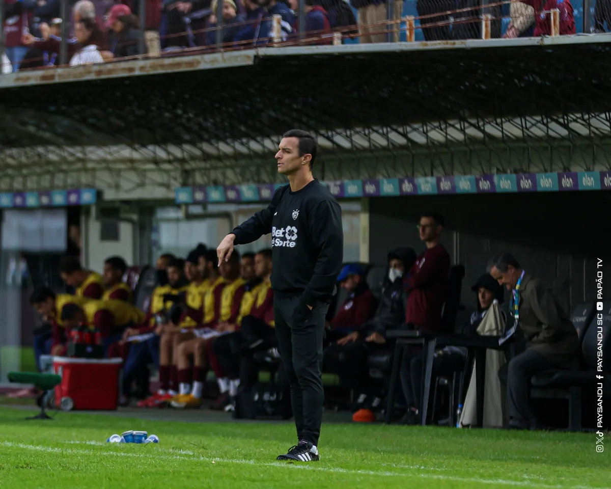 Técnico do Paysandu pede desculpas após goleada e promete outra "postura diferente" contra o Ituano