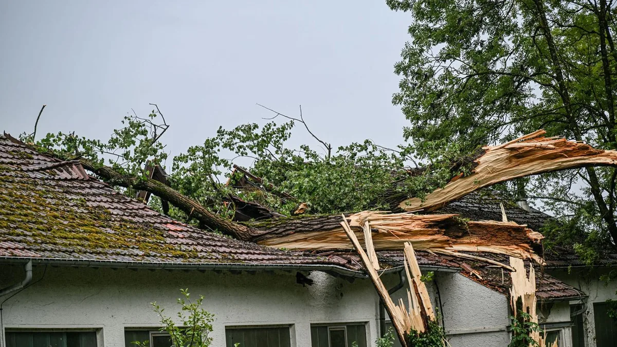 Unwetter: Sturmböen decken Dächer ab – Stadtteil von Singen abgesperrt