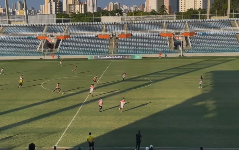 Jogador do Ferroviário faz golaço de antes do meio-campo em vitória na Copa do Nordeste sub-20