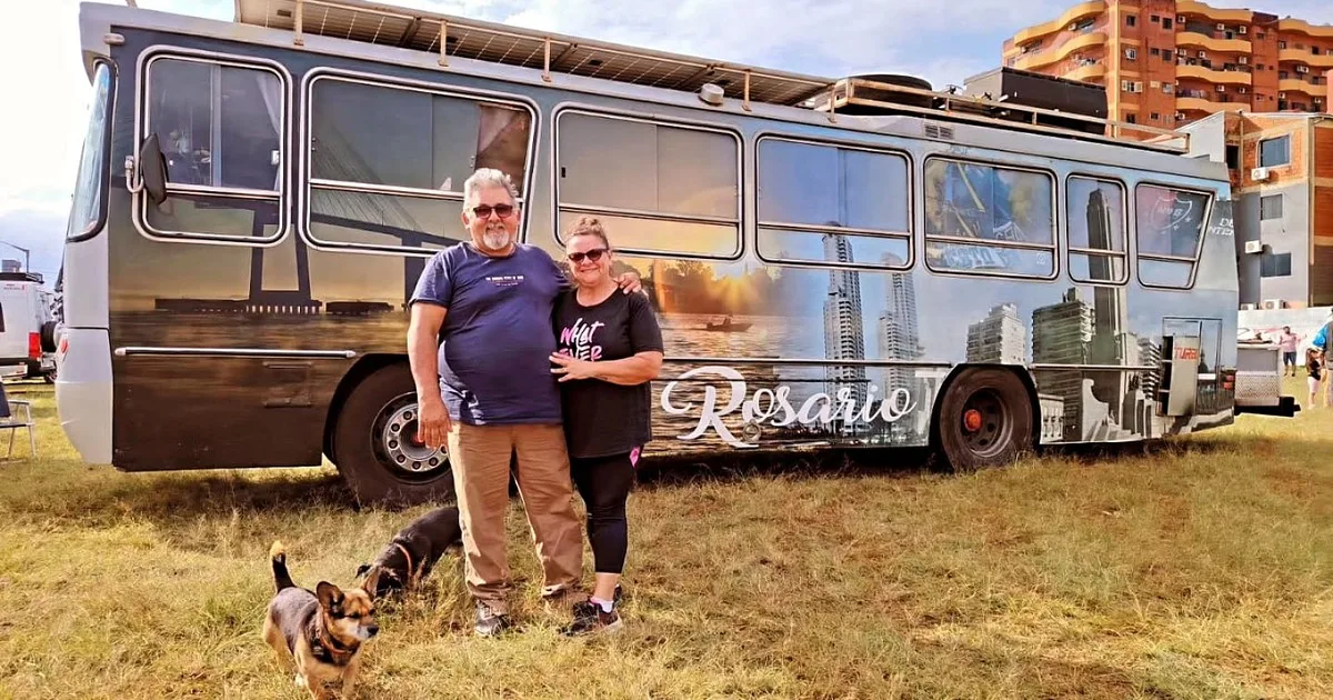 Silvia y Sergio, los jubilados argentinos que viven en un motorhome: "Tenemos cuatro paneles de 450W, inversores y dos baterías de litio"