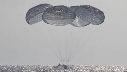 Así fue el impactante regreso a la Tierra de la misión espacial Crew-12