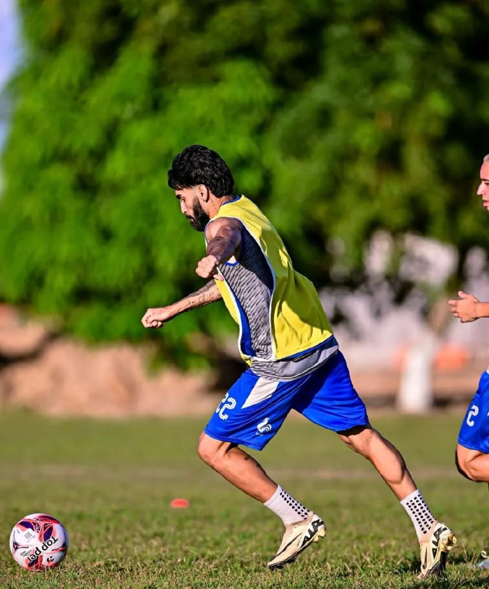 Kinho Brito comanda treino tático e deve definir o Atlético