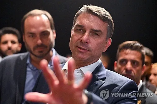보우소나루, 브라질 결선투표 여론조사서 룰라에 앞서