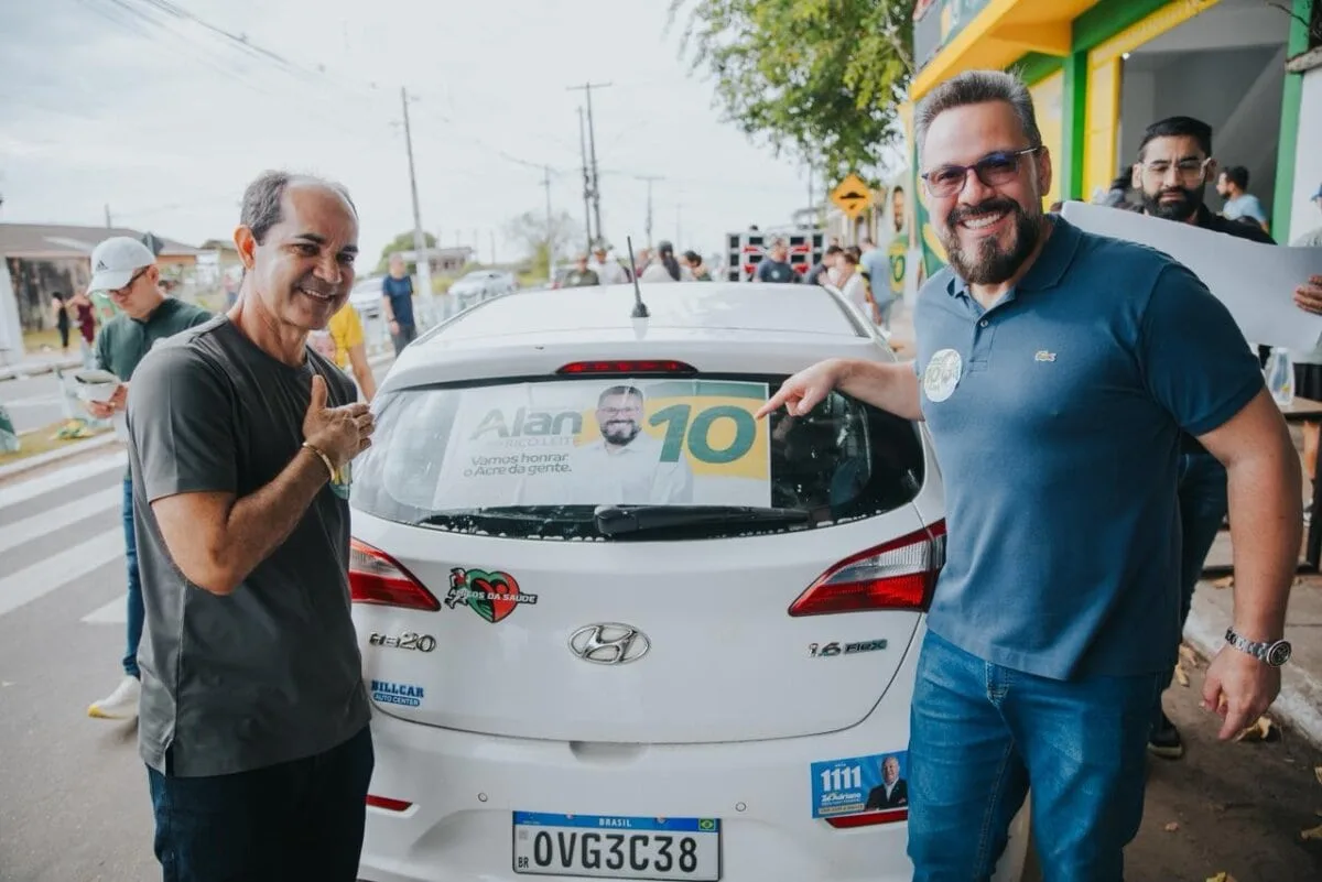 Alan Rick e Zequinha Lima realizam adesivaço em Cruzeiro do Sul