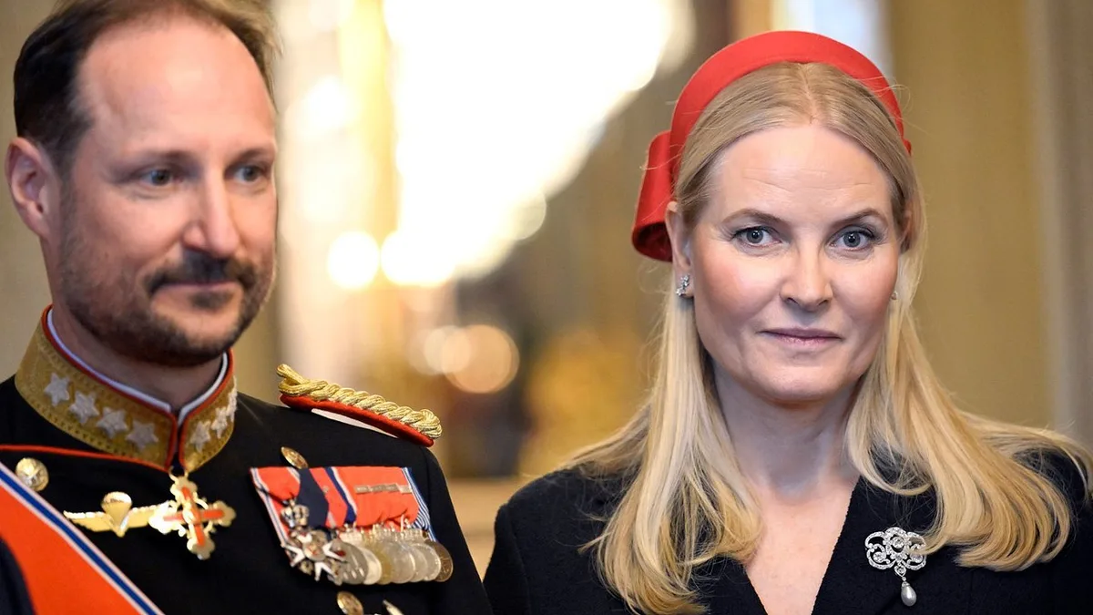 Rainha Mette-Marit falha juramento do Rei Haakon VIII