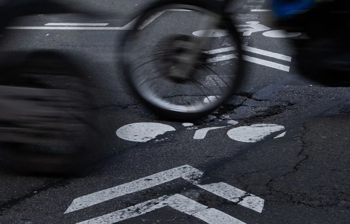 Paris : Un cycliste poignardé au cou après une altercation avec un automobiliste