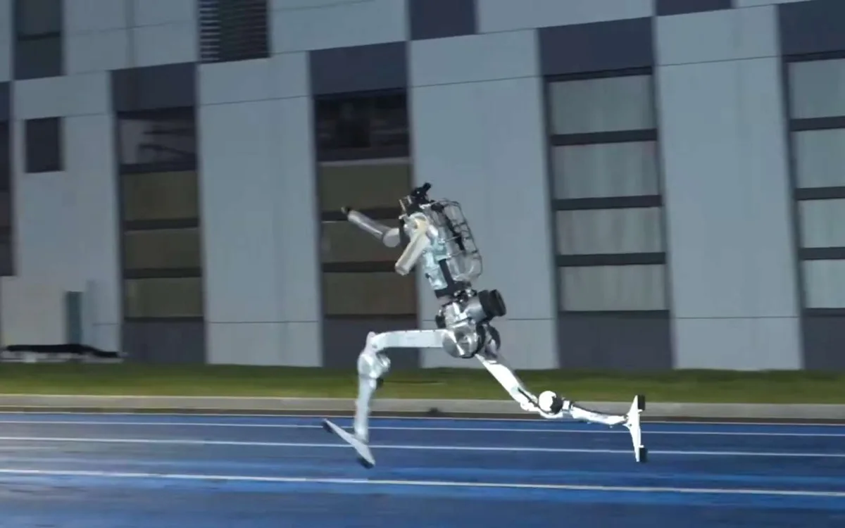 45,6 km/h et un saut de deux mètres : regardez le robot « Superman » pulvériser les limites humaines