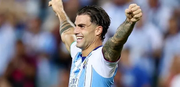 Time espanhol bate pênalti 'sozinho' e fatura troféu após confusão; entenda