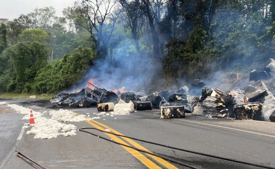 Incêndio na rodovia! Caminhão com carga de algodão tomba, pega fogo e interdita BR-376
