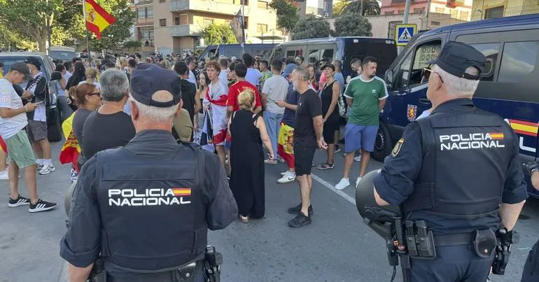 Manifestantes impedem ajuda da Cruz Vermelha em Ceuta