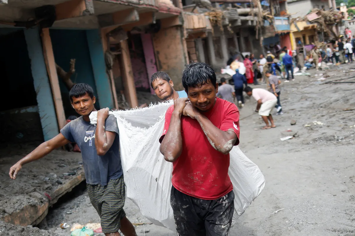 Catástrofe en Nepal: la Policía detuvo a 29 personas por llevarse 60.000 dólares de una caja arrastrada por la riada
