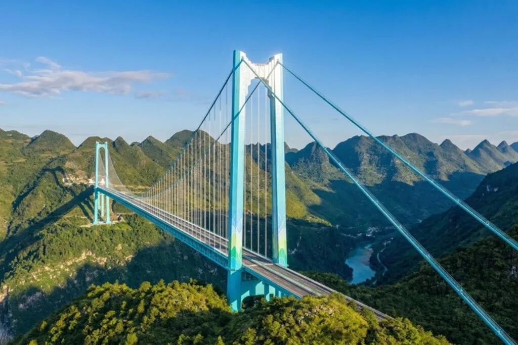 China tiene el puente más alto del mundo. Está suspendido a 626 metros y permite convertir un viaje de dos horas en uno de 2 minutos