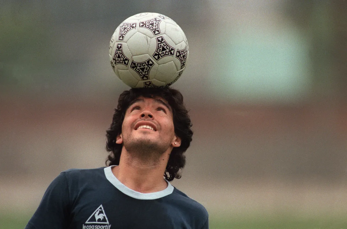 Histórica bola do jogo da ‘Mano de Dios’ é leiloada por valor milionário