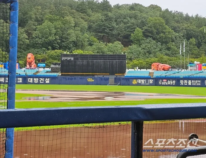 경악! 폭풍우에 '초토화' 물바다된 라팍…그라운드 할퀴고 관중석-더그아웃까지 '콸콸콸' → KT-삼성전 우천취소 [대구현장]