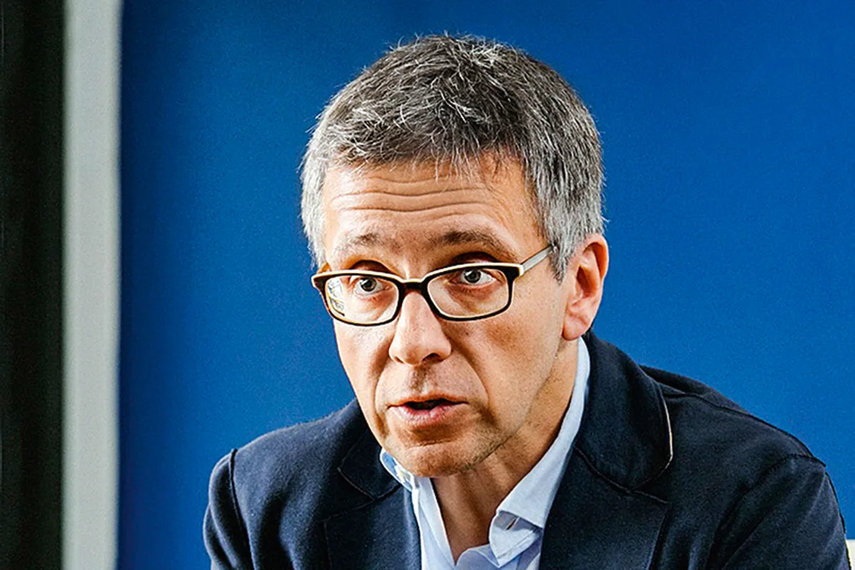 IA pode começar a desenvolver novos modelos sozinha em um ano, alerta Bremmer