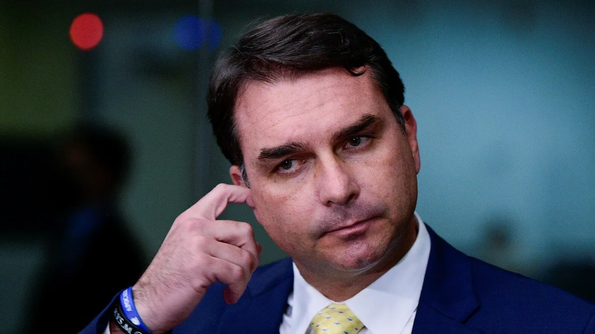 Movimento pede que Câmara de Salvador revogue título a Flávio Bolsonaro