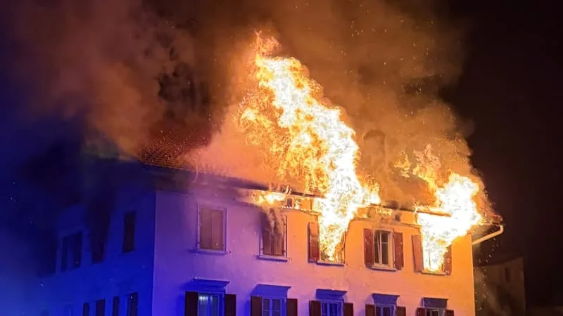 Cinq personnes portées disparues et huit blessées dans l'incendie d'un immeuble en Suisse