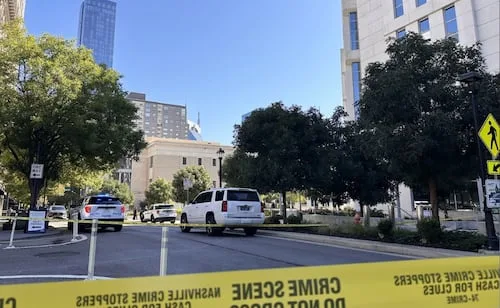 Abaten a hombre armado con pistola y cuchillo afuera de tribunal en Nashville; reportes del tiroteo generaron preocupación