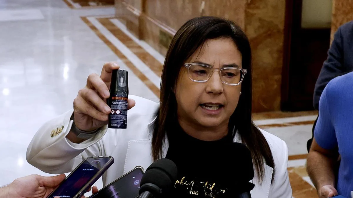 La disolución de las Cortes libra a Vázquez de la sanción por exhibir gas pimienta en el Congreso