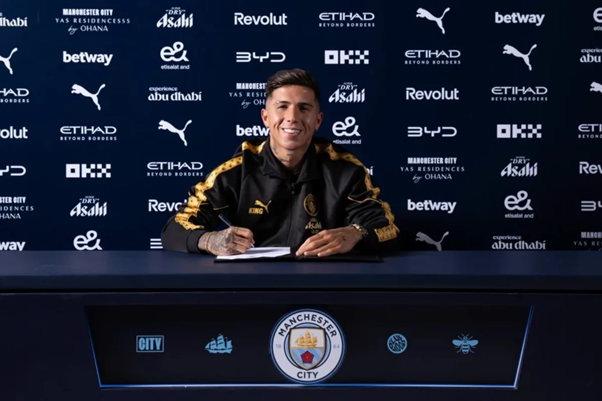 Manchester City anuncia a contratação de Enzo Fernández, vindo do Chelsea