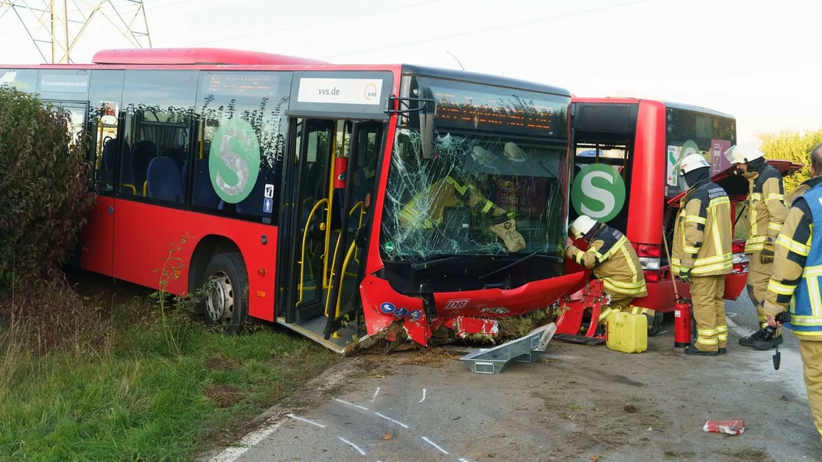 200.000 Euro Schaden: Linienbus in zwei Teile geteilt - Fahrer schwer verletzt