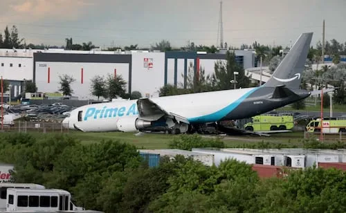 Avión de carga de Amazon se incendia cerca del Aeropuerto de Miami; hay al menos cinco muertos