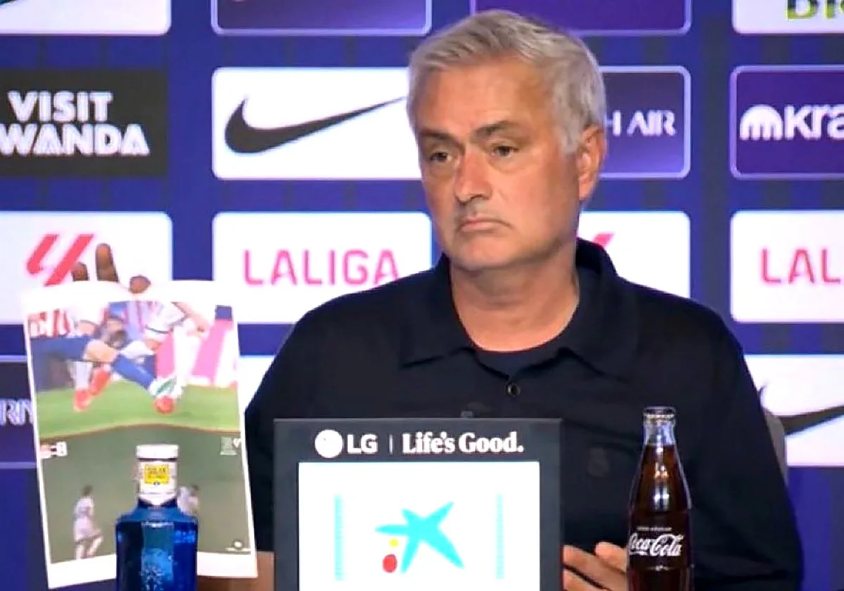 El Atlético carga contra Mourinho con una impresora: 'Stop acoso arbitral'