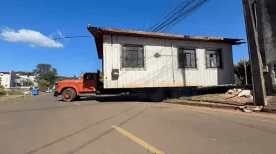 VÍDEO: casa é transportada inteira e 'estacionada' em novo terreno no Paraná
