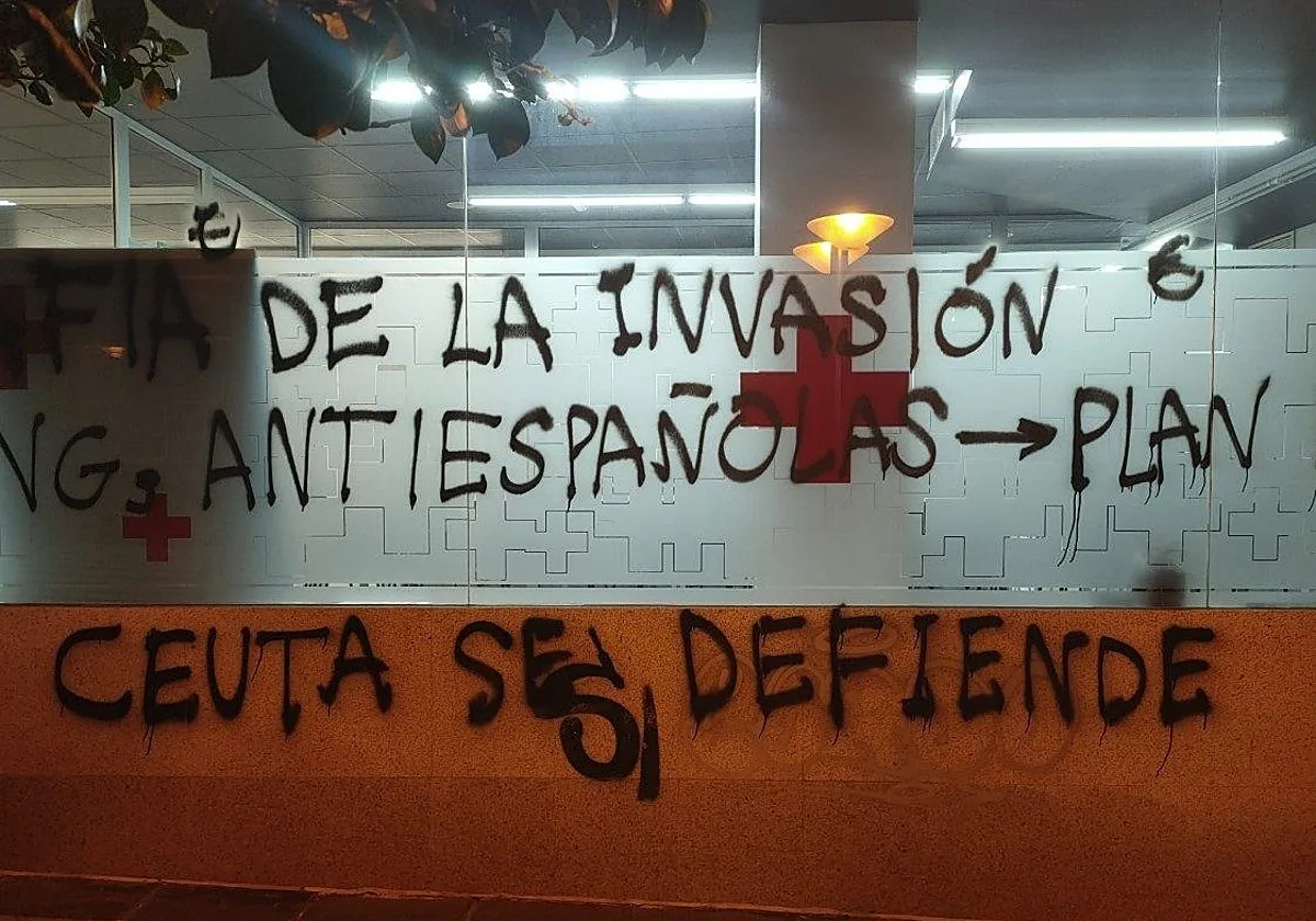 Ferrol sale a la calle contra las pintadas y ataques xenófobos a la Cruz Roja