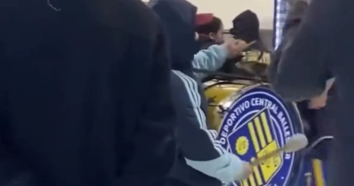 No le querían cambiar una TV con un presunto defecto, y volvió al shopping con barrabravas para presionar: "Qué quilombo se va a armar"