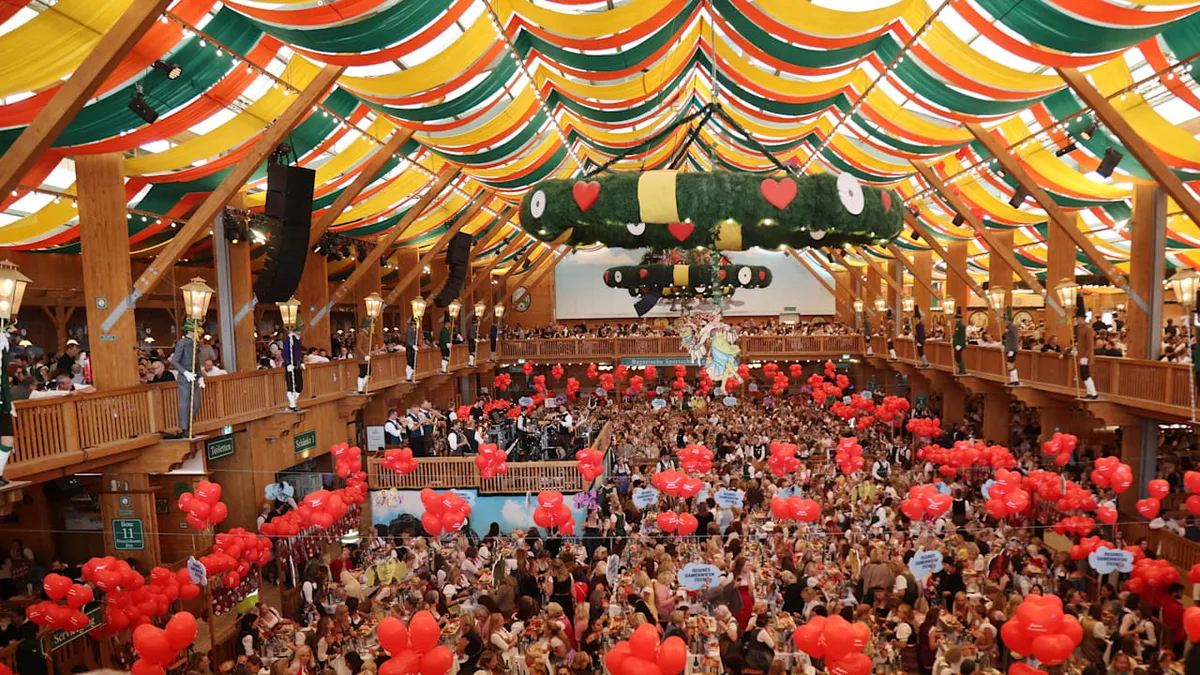 Auf dem Oktoberfest - Mann filmt unter Dirndl – Festnahme!