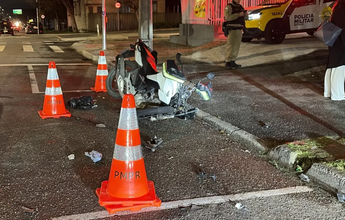 Jovem motociclista atinge a lateral de carro e fica ferido na cabeça em grave acidente no Capão da Imbuia