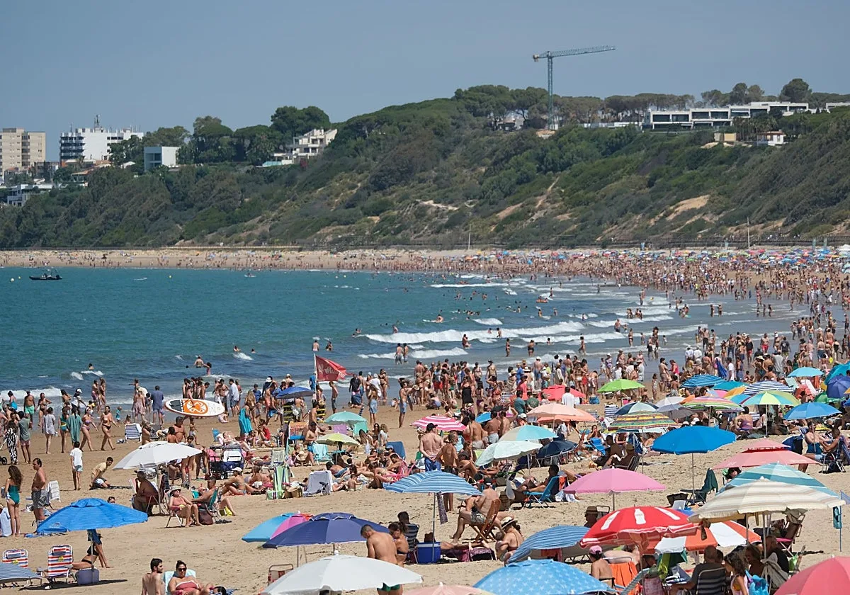 Sanidad prohíbe el baño en Fuentebravía, Puerto Sherry, Punta Candor y varias playas de Cádiz