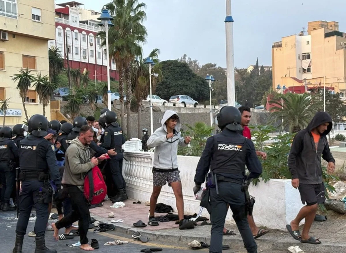 Los sindicatos policiales denuncian falta de previsión e improvisación en el traslado de migrantes al puerto de Ceuta