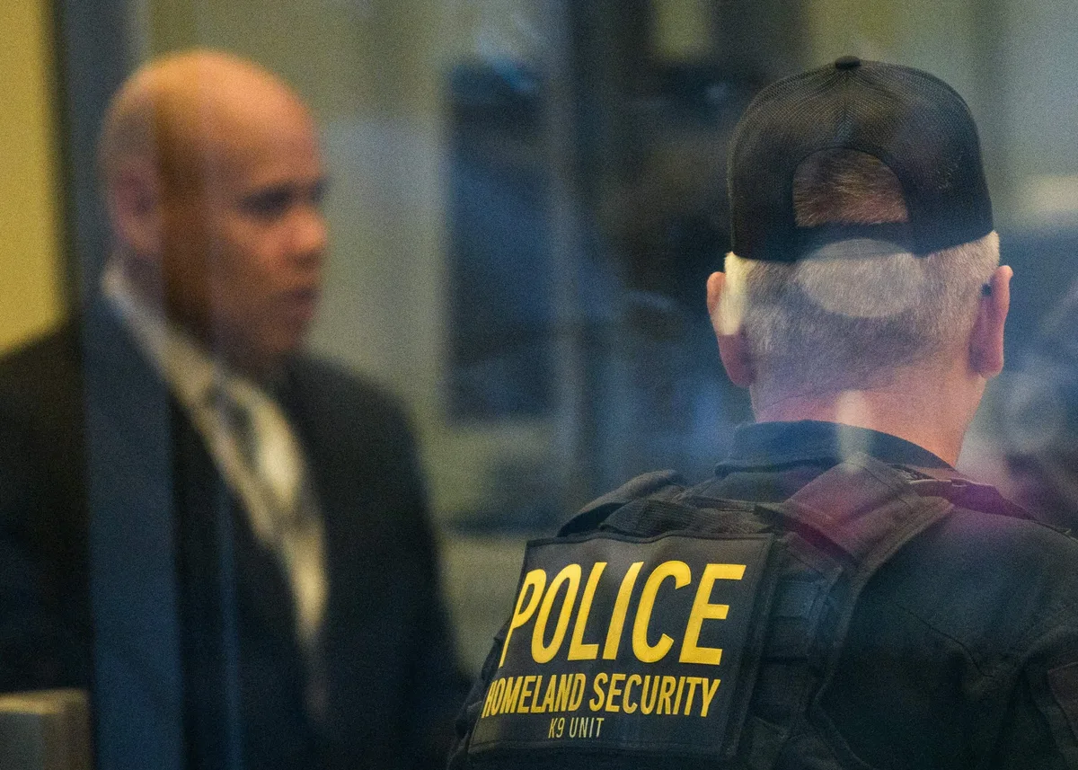 Giro en el caso de un venezolano baleado en un operativo del ICE deja a un funcionario en la mira