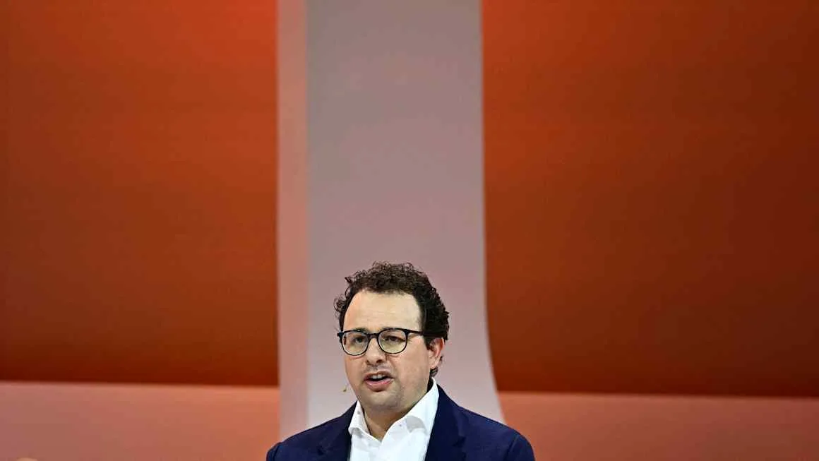 Global AI stocks slip on concerns over risks