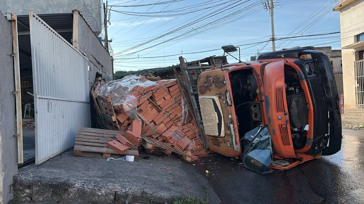 Caminhão carregado com tijolos tomba e destrói muro de casa em Cariacica