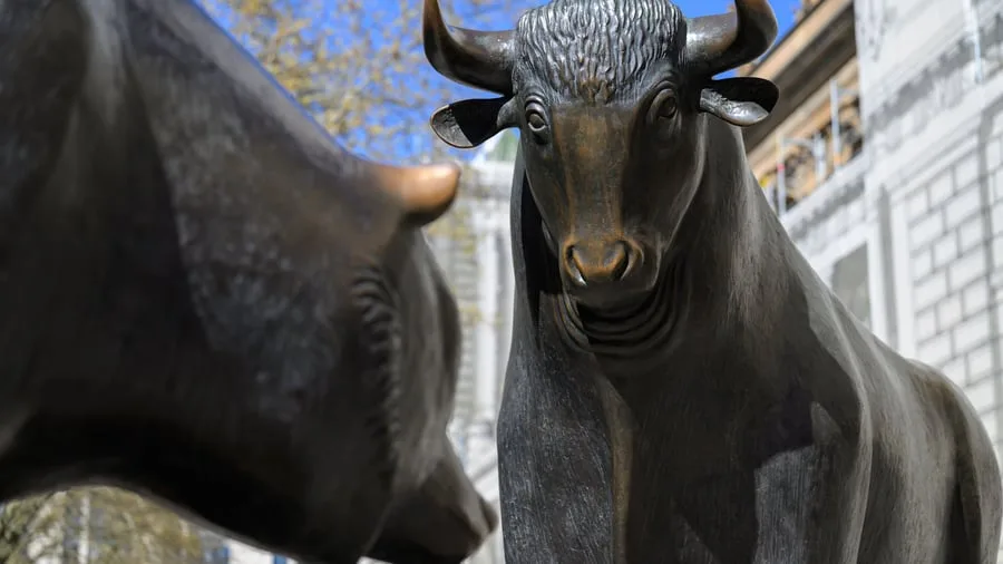 Börse: Dax unter 25.000 Punkten – Ölpreis steigt stark
