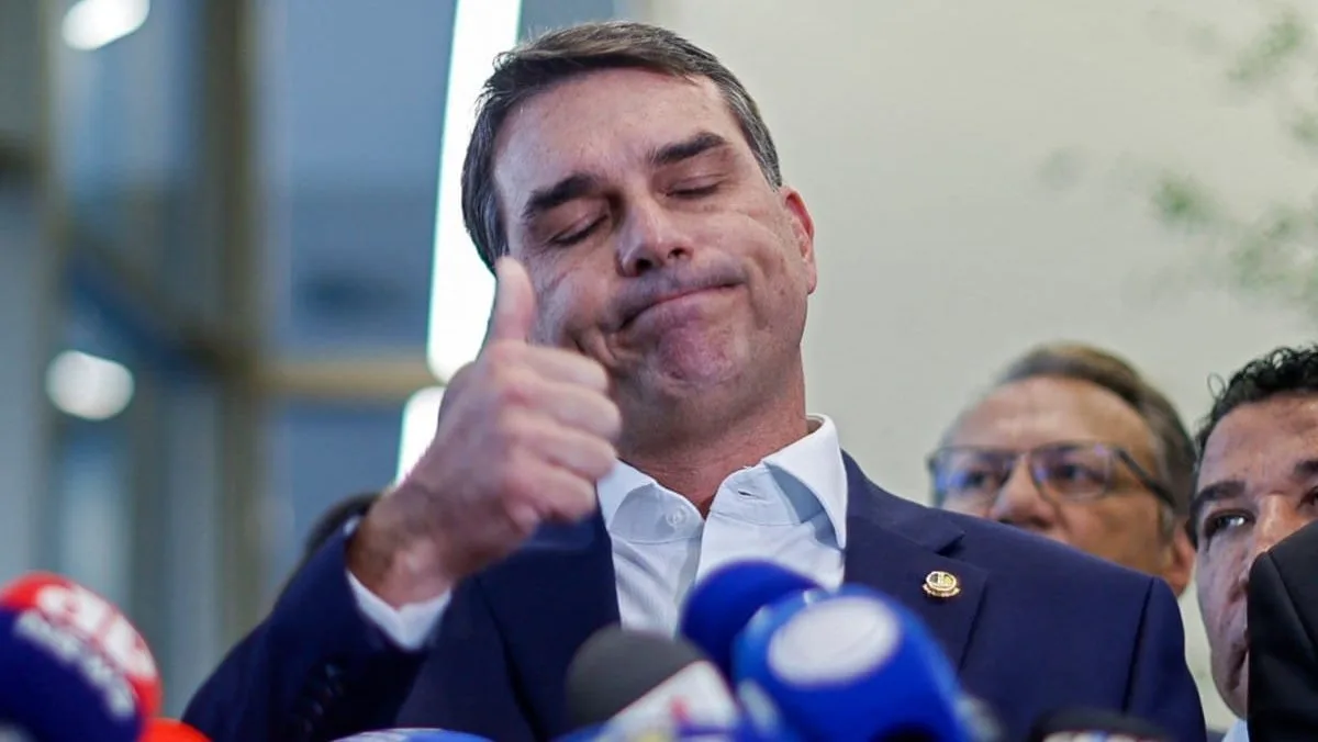 Flávio Bolsonaro mentiu: “nunca entrei em avião do Vorcaro”; veja vídeo