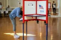 Trump intensifica viagens a estados favoráveis antes das eleições