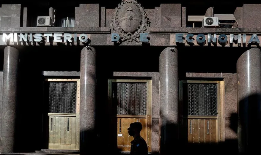 Argentina evitó un nuevo golpe financiero tras lograr reestructurar casi todos sus vencimientos de deuda