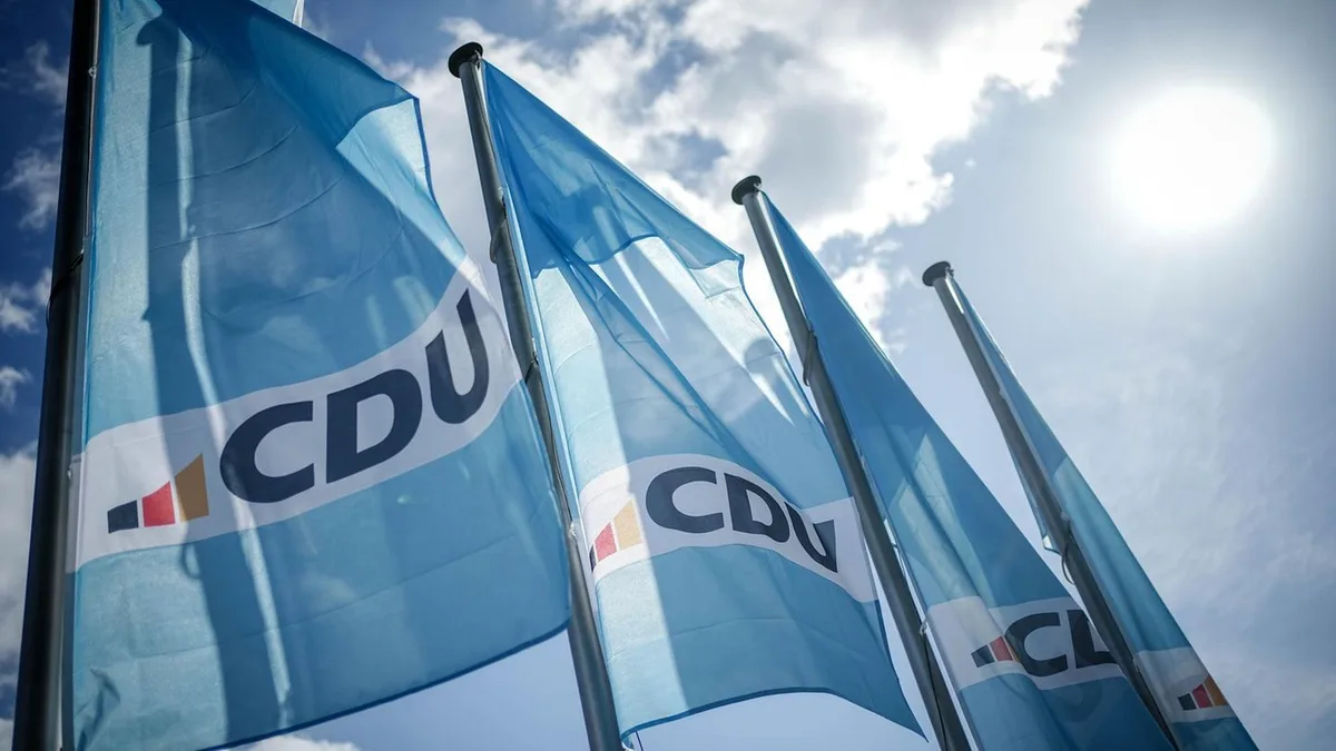 Kommunalwahl in Niedersachsen: CDU-Kandidatin trägt „Milf“-Kette auf Wahlplakat und sorgt damit für Wirbel