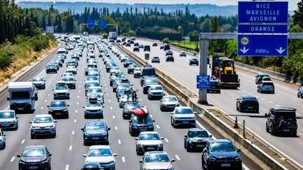 Des difficultés de circulation "importantes" à prévoir : Bison futé voit rouge sur tout l'Hexagone samedi, des bouchons attendus jusqu'à lundi