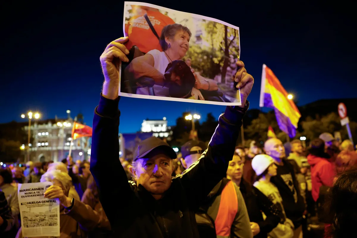 Cientos de personas marchan en memoria de Maricarmen desde Sol hasta la que fue su casa durante más de 70 años: “Seguiremos luchando por ti”