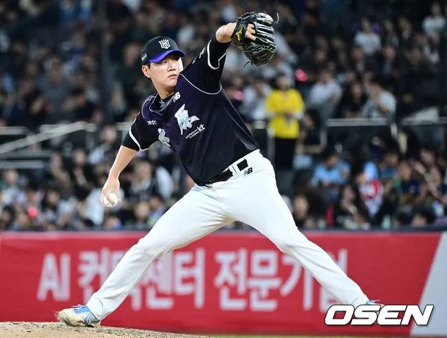 [사진]힘차게 공 뿌리는 KT 이정현