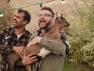 « L’aventure au coin de la rue » : Jeanfi Janssens découvre l’Aveyron avec humour dans « Nos terres inconnues »
